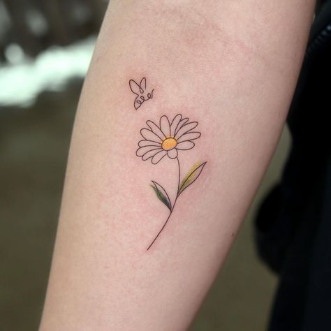 Simple Daisy Tattoo Designs, Tattoo Of Daisy Flower, Daisy Tattoo Outline, Daisy Flower Tattoos Simple, Daisy And Bee Tattoo, Daisy Bee Tattoo, Outline Daisy Tattoo, Daisy Tattoo Cartoon, Yellow Daisy Tattoo