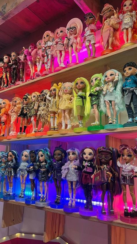 Doll Clothes Storage Ideas, Dollhouse Decorating, Kids Toy Organization, Goddess Artwork, Rainbow Fashion, Doll Display, Rainbow High, Barbie House, Disney Diy