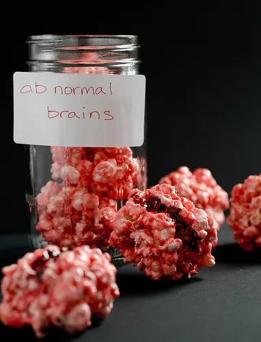 Brainy Popcorn1 Zombie Snacks, Zombie Food, Halloween Punch, Table Halloween, Halloween Fruit, Zombie Birthday, Popcorn Balls, Anniversaire Harry Potter, Zombie Party