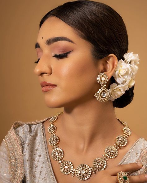 Dewy Makeup Look Wedding Indian, Suttle Bridal Makeup Make Up Indian, Makeup For Bridal Indian, Neutral Indian Bridal Makeup, Indian Make Up Ideas, Natural Makeup Looks Bride, Soft Wedding Makeup Indian, Dewy Makeup Indian Skin, Indian Bride Makeup Wedding Natural