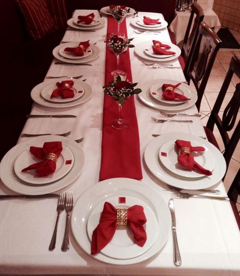 Christmas Table Red And White, Simple Table Christmas Decor, Christmas Theme Table Ideas, Red And White Christmas Table Decor, Christmas Table Set Up, Church Christmas Decorations, Outdoor Table Decor, Christmas Lunch, Dinner Table Decor