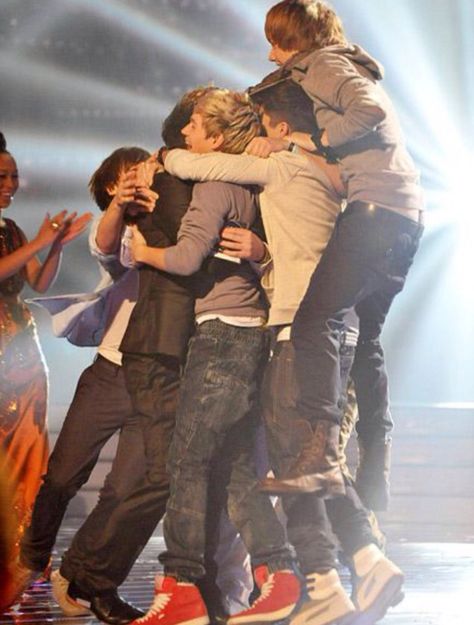 So happy! Last Hug, First Hug, One Direction Group, Lifetime Quotes, Gambar One Direction, Group Hug, Taylor Swift Music, Boy Best Friend, Twitter Profile