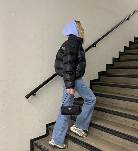 North Face Jacket Outfit, Doudoune The North Face, Puffer Jacket Outfit, Look Adidas, Foto Poses, Looks Street Style, Puffy Jacket, Streetwear Fashion Women, Winter Fits