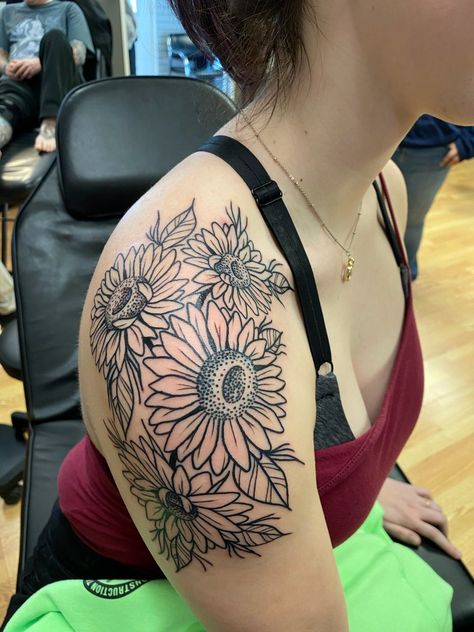 Three Sunflower Tattoo, Sunflower Shoulder Tattoos For Women, Sa Survivor Tattoo, Shoulder Tattoos For Women Unique, Sa Survivor, Black Sleeve Tattoo, Tattoo Sunflower, Girl Shoulder Tattoos, Survivor Tattoo