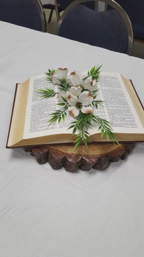 Pastor Centerpiece Ideas, Bible Centerpiece Ideas, Church Table Centerpieces, Altar Arrangement Church, Bible Verse Room Decor, Luncheon Centerpieces, Communion Table Decorations, Sanctuary Decor, Pastor Appreciation Day