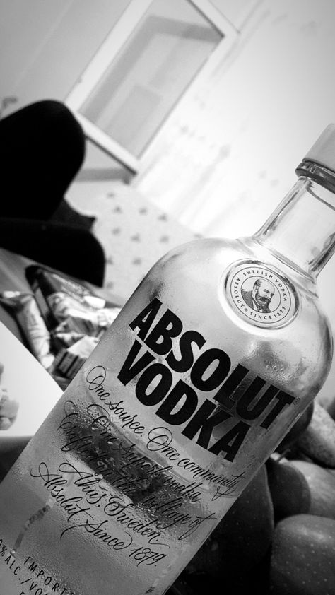 Absolut Vodka Fake Story, Acholol Fake Snap, Alchole Bottle Snap, Vodka Fake Story, Vodka Snap, Whisky Chivas, Easy Graffiti, Easy Graffiti Drawings, Pretty Alcoholic Drinks