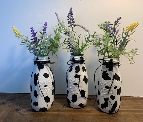 Small Milk Bottle Crafts, Cow Print Vase, Cow Print Mason Jar Centerpiece, Cow Print Centerpiece Ideas, Sweet 16 Cow Print Theme, Cow Table Decorations, Diy Cow Decorations, Cow Birthday Centerpiece, Milk Jar Centerpieces