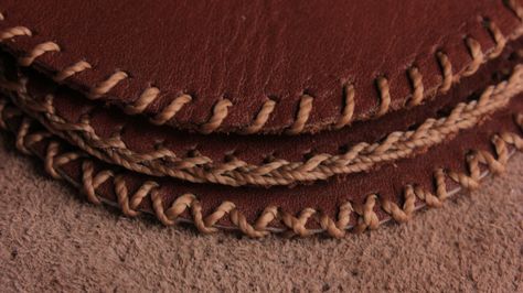 Small Leather Crafts Diy, Diy Leather Engraving, Scrap Leather Projects, Diy Leather Hat, Leather Accessories Diy, Leather Pillows, Leather Working Patterns, Diy Leather Projects, Leather Scrap