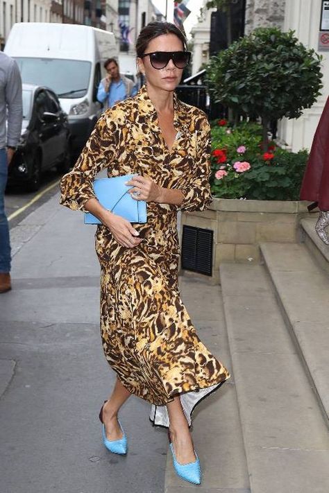 Así Luce El Animal Print Nuestra Gurú De La Moda Victoria Beckham Viktoria Beckham, Victoria Beckham Outfits, Victoria Beckham Style, Victoria Fashion, Leandra Medine, Sarah Jessica Parker, Alexa Chung, Leopard Print Dress, 가을 패션