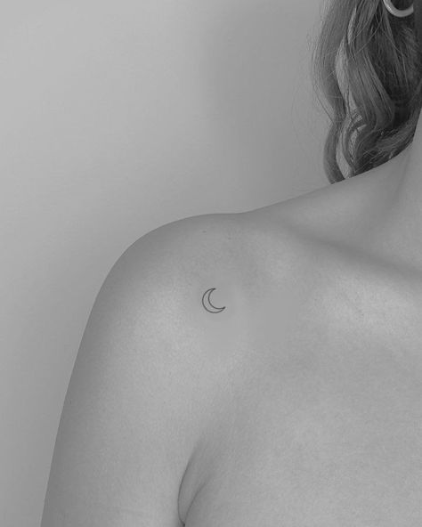 Moon Tattoo Wrist, Luna Tattoo, Maching Tattoos, Small Moon Tattoos, Bookish Tattoos, Small Shoulder Tattoos, Moon Tattoo Designs, Small Pretty Tattoos, Petite Tattoos