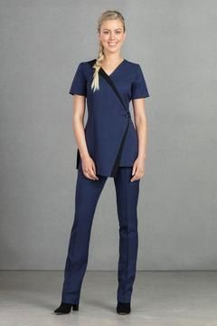 #utilitarius #businesscasual #officelook Designer Uniform, Clinic Uniform, Beauty Uniform, Medical Scrubs Fashion, Beauty Uniforms, Spa Uniform, Salon Wear, Scrub Suit, Stylish Scrubs