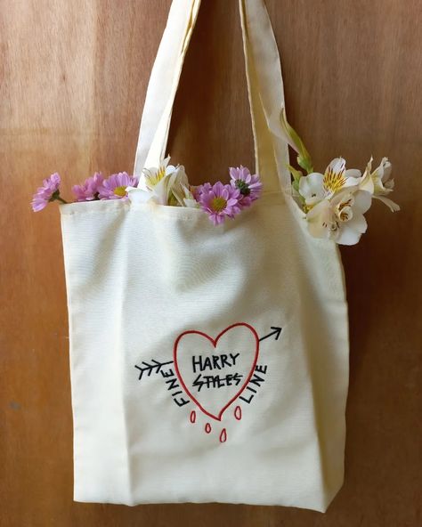 Tote Bag Embroidery Ideas Aesthetic, Tot Bag Aesthetic, Tot Bag Design, Harry Styles Tote Bag, Tot Bag, Totes Ideas, Harry Styles Fine Line, Pola Sulam, Diy Tote Bag