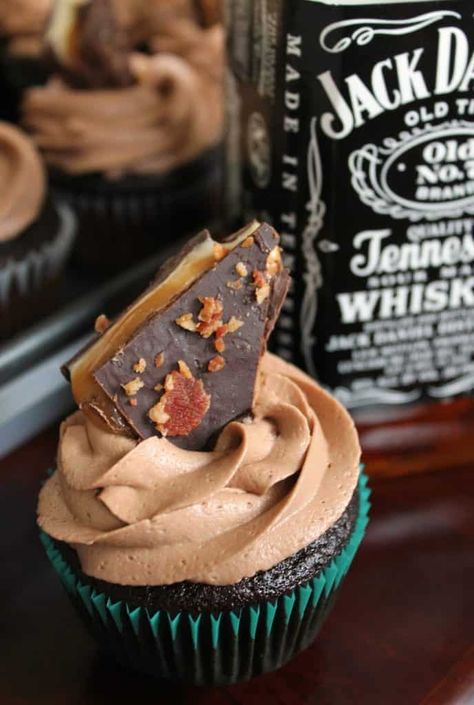 Chocolate-Whiskey Cupcakes - The Kitchen Prep Blog Whiskey Cupcakes, Boozy Cupcakes, Whiskey Recipes, Boozy Desserts, Kitchen Prep, S'mores, Köstliche Desserts, Piece Of Cake, Birthday Food