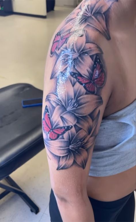 Red Tattoo Sleeve For Women, Baddie Tattoos, Black Butterfly Tattoo, Chakra Tattoo, Tattoos Inspo, Pretty Hand Tattoos, Henna Tattoo Designs Hand, Tattoos For Black Skin, Pretty Tattoos For Women