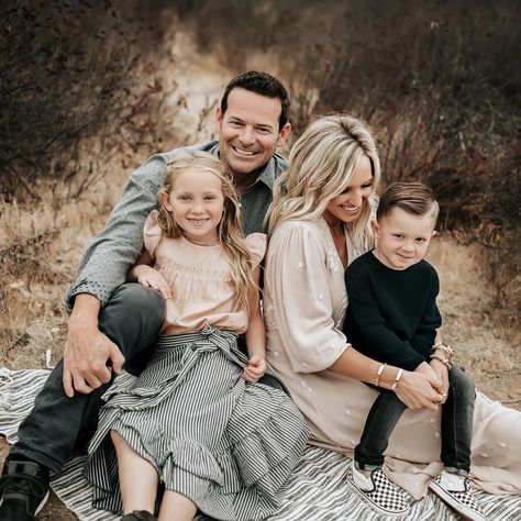 ✖️tarah sweeney➕san Diego✖️ on Instagram: “Doesn’t get much cuter 🖤” Family Pictures With White Dress, Family Pics On Blanket, Free People Family Photos, Four Family Photo Ideas, Family Photoshoot Sitting Down, Seated Family Photos, Family Pictures Sitting Down, Family Of Four Photography, Fall Family Photos 4 People