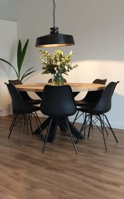 Brown Round Table Black Chairs, Small Round Table Dining Room, Kitchen Table Inspiration, Industrial Dining Room, Small Dining Room Decor, Dream Dining Room, Apartment Dining Room, Apartment Dining, First Apartment Decorating