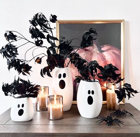 Easy DIY: Ghost Vases | Centsational Style Diy Halloween Room, Centsational Style, Halloween Vase, Fun Diy Halloween Decorations, Diy Ghost, Minimalist Halloween, Ghost Party, Ghost Diy, Carving Pumpkins