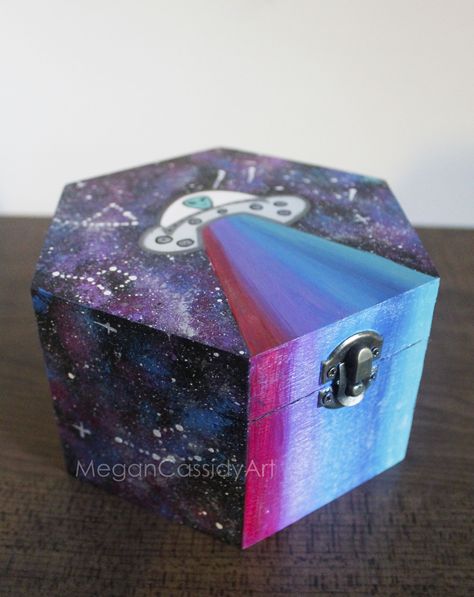 Trippy Box Painting Ideas, Stash Box Painting Ideas, Box Painting Ideas, Box Painting, Hand Painted Wooden Box, Painted Box, Design Tech, Painted Wooden Boxes, Small Collectibles