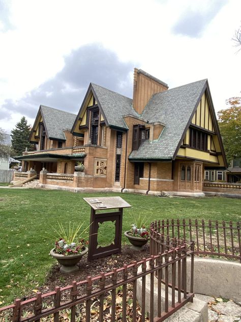 Travel with a Local: Oak Park, Illinois - Verily Oak Park Chicago, Oak Park Illinois, Chicago Vintage, Moore House, Frank Lloyd Wright Homes, Chicago History, Chicago Suburbs, Chicago City, Colonial Revival