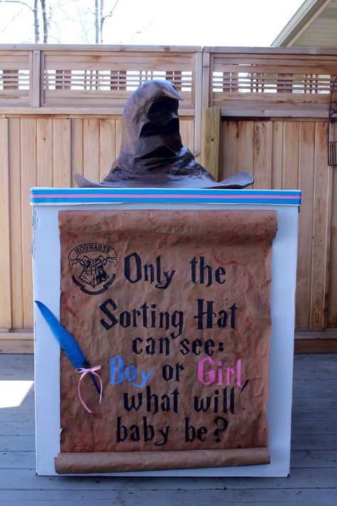 Harry Potter gender reveal box Harry Potter Gender Reveal, Baby Harry Potter, Gender Reveal Party Food, Gender Reveal Box, The Sorting Hat, Harry Potter Nursery, Holi Party, Harry Potter Baby Shower, Baby Reveal Party