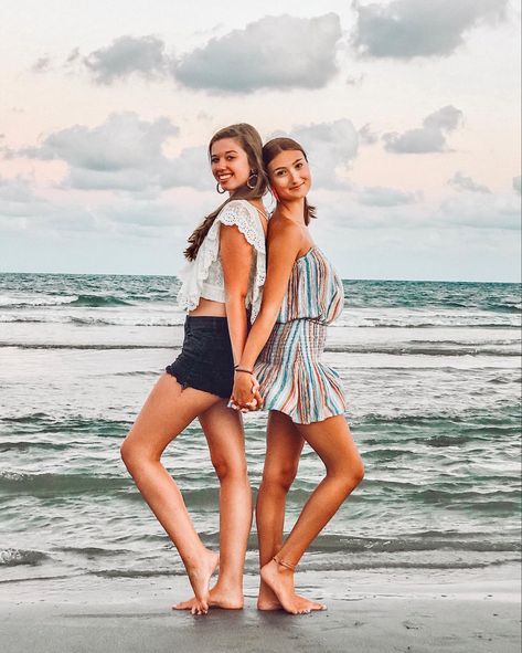 Beach Pictures Poses Sisters, 3 Sibling Beach Pictures, Family Vacation Poses, Bff Beach Photos, Beach Pic Ideas With Friends, Beach Poses With Family, Beach Poses Sisters, Beach Pic Poses With Friends, Friends Beach Poses