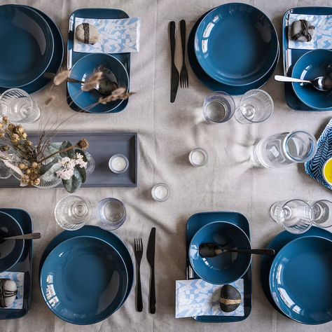 Blue Plates Table Setting, Home Set Up Ideas, Ikea Teller, Tapas Night, Kitchen Plates, Place Setting Ideas, Grey Sofa Living Room, Kitchen Aesthetics, Pink Bowls