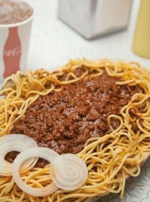 The best chili, Fred N Reds copycat recipe. Must serve over spaghetti just like this. Don't forget the dill pickles! Spaghetti Red Recipe, Chilli Spaghetti, Chili Spaghetti Recipe, Spaghetti Red, Childhood Recipes, Red Chili Recipes, Dove Recipes, Chili Spaghetti, Restaurant Foods