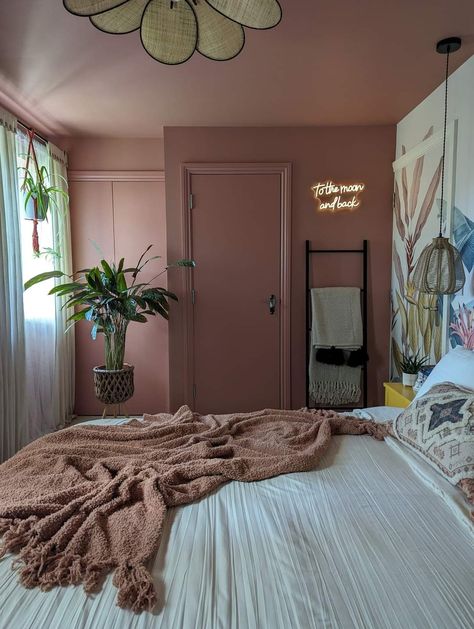 King Bed Small Room, Dusky Pink Bedroom, Beautiful House Images, Dusty Pink Bedroom, Bedroom Decor Pink, Boho Chic Bedroom Decor, Pink Accent Walls, Bedroom Inspiration Cozy, Pink Bedroom Walls