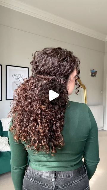 Sophie Marie on Instagram: "Quick and easy curly hairstyle idea 💖⏰  Perfect if you want your curls down but a little out the way!   💌Send to your curlfriends who could do with hairstyle inspiration x" Curly Hair Updo Easy Natural Curls, Hairstyle Idea, Curly Hair Updo, Easy Hair Updos, Hair Elastic, Curly Hair Styles Easy, Hairstyle Inspiration, Fashion 101, Hair Elastics