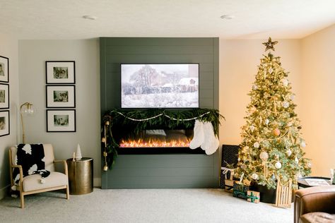 Are you looking for a way to spice up your living room for the holidays? Take a look at this beautiful, modern Christmas decor! Electric Fireplace Ideas With Mantle, Fireplace For Christmas, Electric Fireplace Ideas, Living Room Christmas Decor, Room Christmas Decor, Living Room Christmas, Christmas Mantle Decor, Christmas Fireplace Decor, Modern Christmas Decor