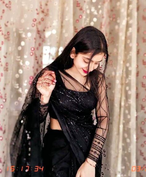 Hoț Girl Dp, Saree Dpz Girl, Dp In Saree, Stylish Dpz For Instagram, Dp Girls Stylish, Indian Girls Dp, Girl Attitude Dp, Attitude Dp Girl, Instagram Girls Dp