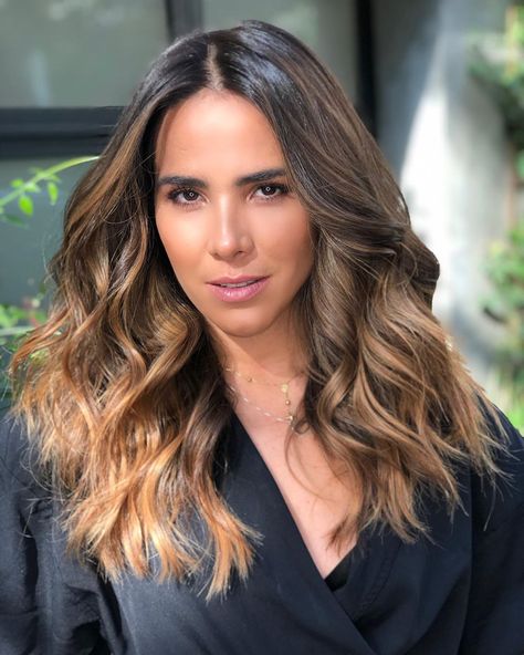 Wanessa Camargo on Instagram: “Um novo momento, um novo cabelo! ✨💁🏼‍♀️ Concepção @aledesouza1970 Coloração e corte @romeufelipe Obrigado meninos! Adorei! ❤️🌷” Musician, Long Hair Styles, Hair Styles, Hair, On Instagram, Beauty, Instagram