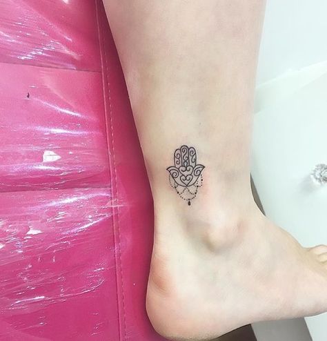 little hamsa Eye Tattoo Neck, Hamsa Tattoos, Fatima Tattoo, Jewish Tattoo, Mandala Simple, Hamsa Hand Tattoo, Faith Tattoo On Wrist, Carnation Tattoo, Tattoo Neck