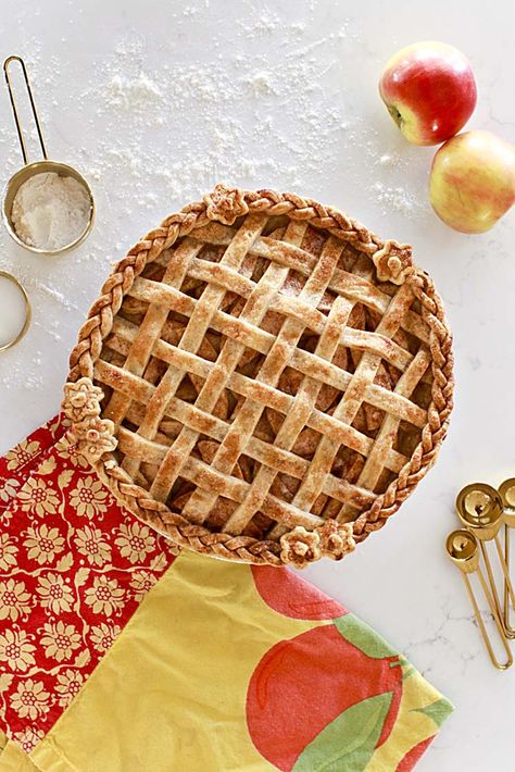 This is the best Apple pie recipe. From the buttery crust, to the apple pie filling recipe, it’s a crowd pleaser for sure. With braided pie crust, it’s almost too pretty to eat! Pie Crust Dessert Recipes, Cookie Dough Pie Crust, The Best Apple Pie Filling, Best Apple Pie Filling, Charcuterie Board Ideas Easy, Recipe Pie Crust, Best Homemade Apple Pie, Braided Pie Crust, Easy Pie Crust Recipe