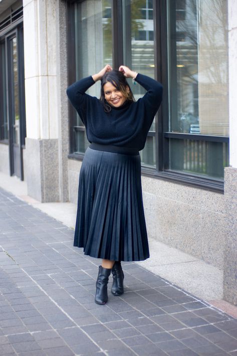 Faux Leather Pleated Skirt Outfit, Faux Leather Pleated Skirt For Fall, Pleated Skirt Outfit Plus Size, Plus Size Pleated Skirt Outfits, Chic Fitted Faux Leather Pleated Skirt, Elegant Pleated Faux Leather Skirt, Leather Pleated Skirt Outfit, Pleated Leather Skirt Outfit, Leather Plus Size Skirt