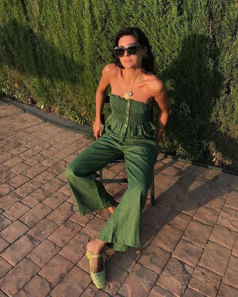 how to wear the color green Monochromatic Outfit Summer, Green Monochromatic Outfit, Green Jeans Outfit, Classy Outfits For Women, Monochromatic Outfit, Estilo Chic, Spring Outfits Casual, How To Look Classy, Autumn Fashion Women