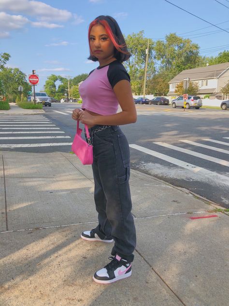 Pink Jordan 1 Outfit, Pink Jordan 1 Outfit Women, Pink Nike Shoes Outfit, Pink Jordans Outfit, Bred Outfits, Black Baguette Bag, Jordan Outfits Womens, 70’s Outfit, Outfit Ideas Pink