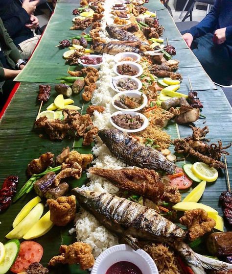 Kamayan Feast Ideas, Filipino Food Party Table, Kamayan Feast, Filipino Food Party, Filipino Dinner, Food References, Summer Court, Food Spread, Heritage Art