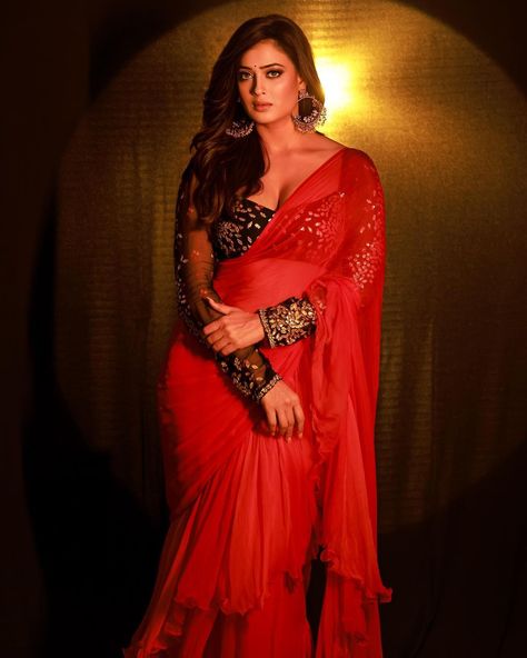 Shweta Tiwari takes internet by storm in new red saree snap, Divyanka Tripathi says, 'beautiful' | IWMBuzz Saree Snap, Shweta Tiwari, Saree Hairstyles, Indian Navel, Divyanka Tripathi, Wedding Blouse Designs, Saree Photoshoot, Big Boss, Red Saree