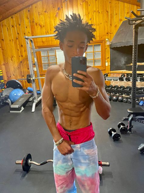 Abs Pic, Jayden Smith, Will Smith And Jada Pinkett, Jaden Smith Fashion, Willow And Jaden Smith, Smash Board, Dream Physique, Sagging Pants, Cr7 Messi