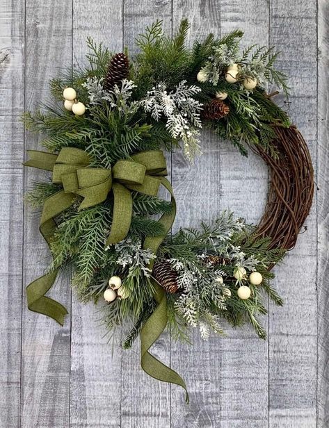 Simple Xmas Wreaths, Christmas Wreaths How To Make, How To Make Your Own Christmas Wreath, Simple Christmas Wreaths Diy, Diy Wreath Decorating, Christmas Wreath With Flowers, Festive Wreaths Diy, How To Make A Pine Wreath, Door Wreaths Winter