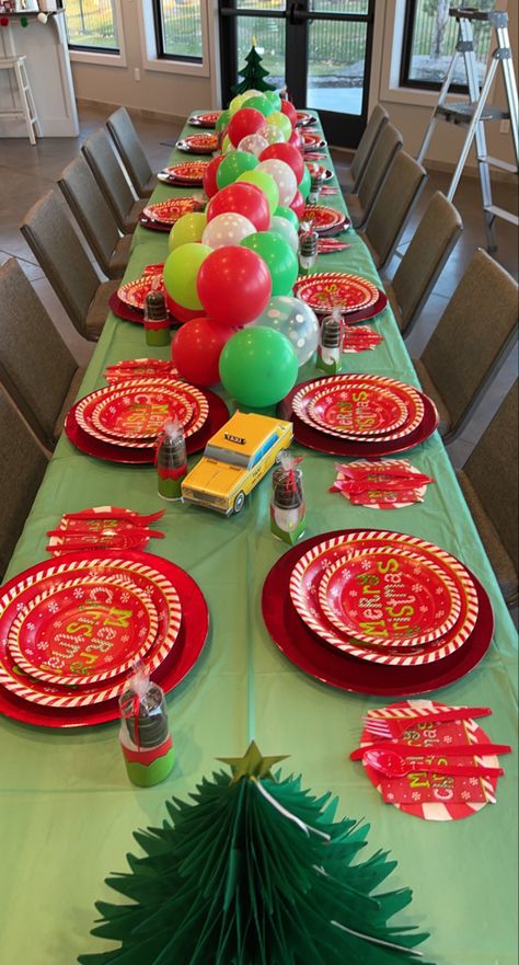 Class Christmas Party Decorations, Grinch Friendsmas, Friendmas Party Decorations, Friendsmas Party Ideas Decorations, Christmas Kids Table, Christmas Party Ideas Decorations, Diy Christmas Party Decorations, Friendsmas Party Ideas, Christmas Party Decor Ideas