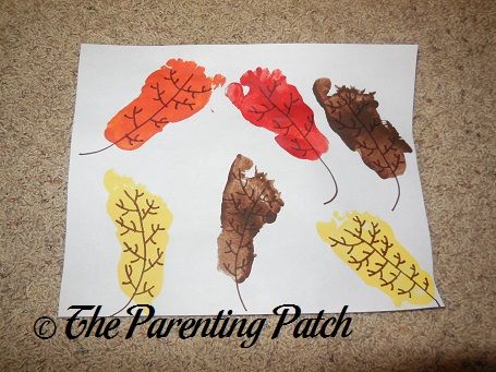 For a super fun craft to celebrate autumn season, try making fall leaves with handprints or footprints and non-toxic paint. Autumn Leaf Craft, Fall Handprint Art, Fall Handprint Crafts, Baby Art Crafts, Baby Footprint Art, Leaf Craft, Autumn Leaves Craft, Footprint Craft, St Patricks Crafts