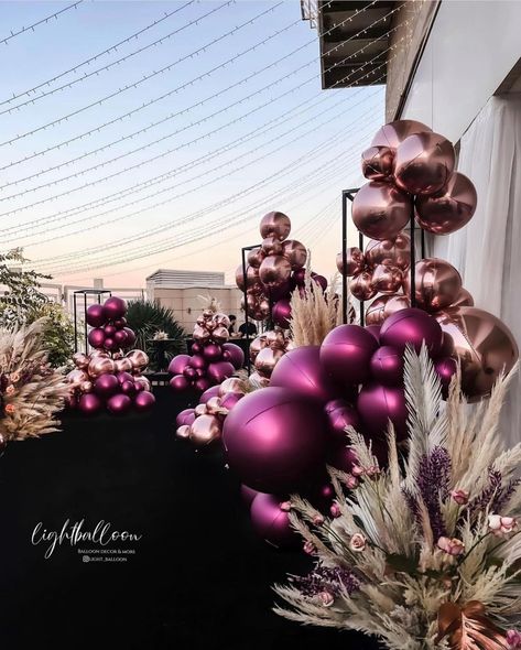 Outdoor Party Balloons Decor, Balloons On Stage, Balloon Garland Designs, Luxury Balloon Decor, Balloon Tablescape, Unique Balloon Decorations, Metallic Balloons Decoration, Balloon Backdrop Ideas, 40th Bday Ideas