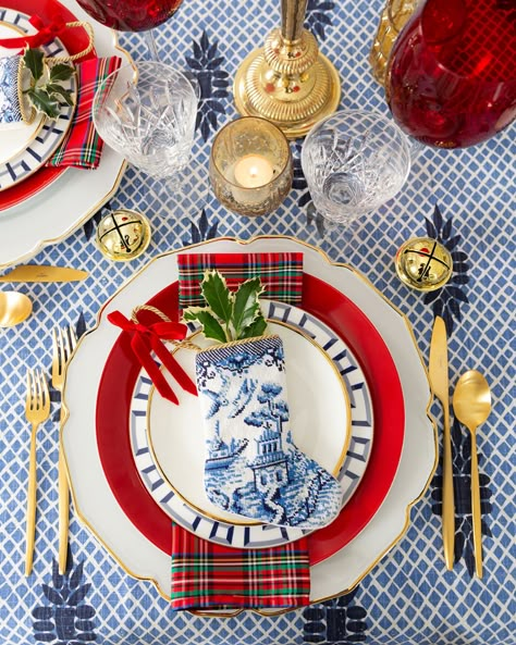 Chinoiserie Christmas, Christmas Table Setting, Blue Christmas Decor, Tartan Christmas, White Christmas Decor, 12 December, Christmas Tablescapes, Christmas Dining, Christmas Table Settings