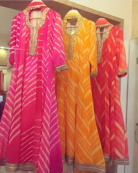 Beautiful color combination Floor Length Anarkali, Pakistan Dress, Bandhani Dress, Kundan Work, Indian Designer Suits, Kurti Embroidery Design, Cotton Kurti Designs, Indian Gowns Dresses, Kurta Designs Women