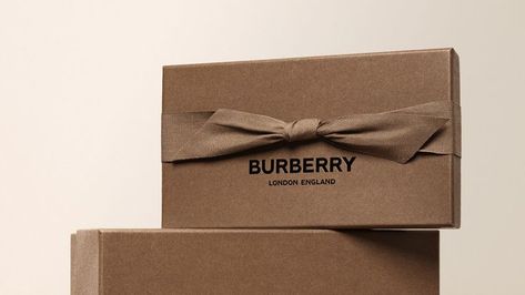 Here are some unique eco-friendly luxury packaging examples from renowned brands that are paving the way to a more sustainable future. Kraft Packaging, Luxury Packaging Design, Eco Luxury, Clothing Packaging, Fashion Packaging, Eco Packaging, Craft Packaging, Eco Friendly Packaging, Eco Design