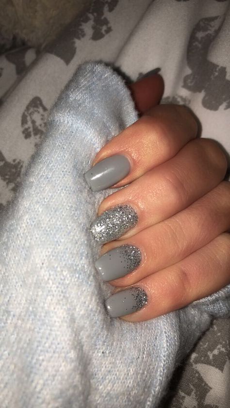 Gradient Gray Nails, Grey Sparkle Nails Silver Glitter, Sparkle Grey Nails, Grey And Silver Nail Designs, Christmas Nails Gray, Light Gray Nails With Design, Gel Nails Gray, Gray Sparkle Nails, Gray Nails With Glitter