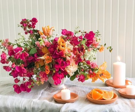 Bougainvillea Centerpiece Wedding, Spanish Style Flower Arrangements, Spanish Flower Arrangements, Bougainvillea Centerpiece, Terracotta Inspiration, Lemons Wedding, Bougainvillea Wedding, Pink Tablescape, Round Wedding Tables