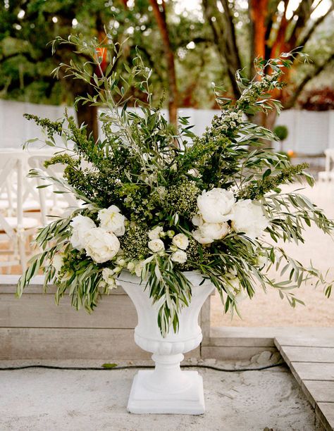 Wedding Flower Arrangements Table, Olive Branch Wedding, Decoration Buffet, Olive Wedding, Large Flower Arrangements, Tafel Decor, Olive Branches, Open Rose, Tuscan Wedding